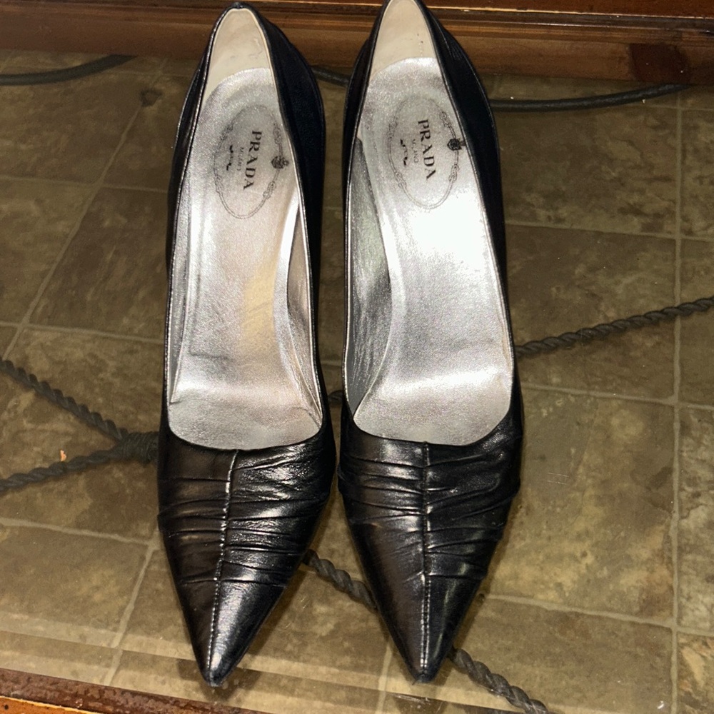 Prada Black Pointed Leather Pumps size 39 great preowned condition